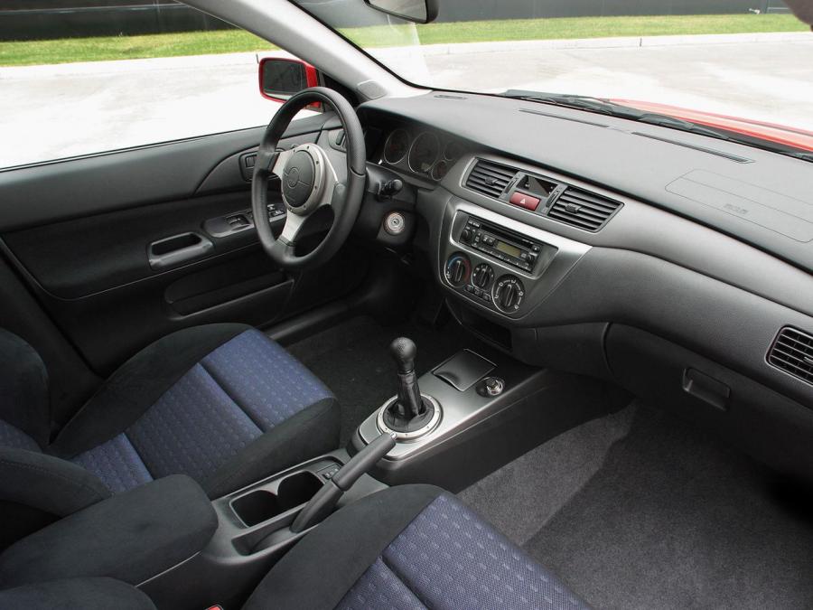 Интерьер Mitsubishi Lancer Evolution VIII 2003 года  (NA) (фото 8 из 19)